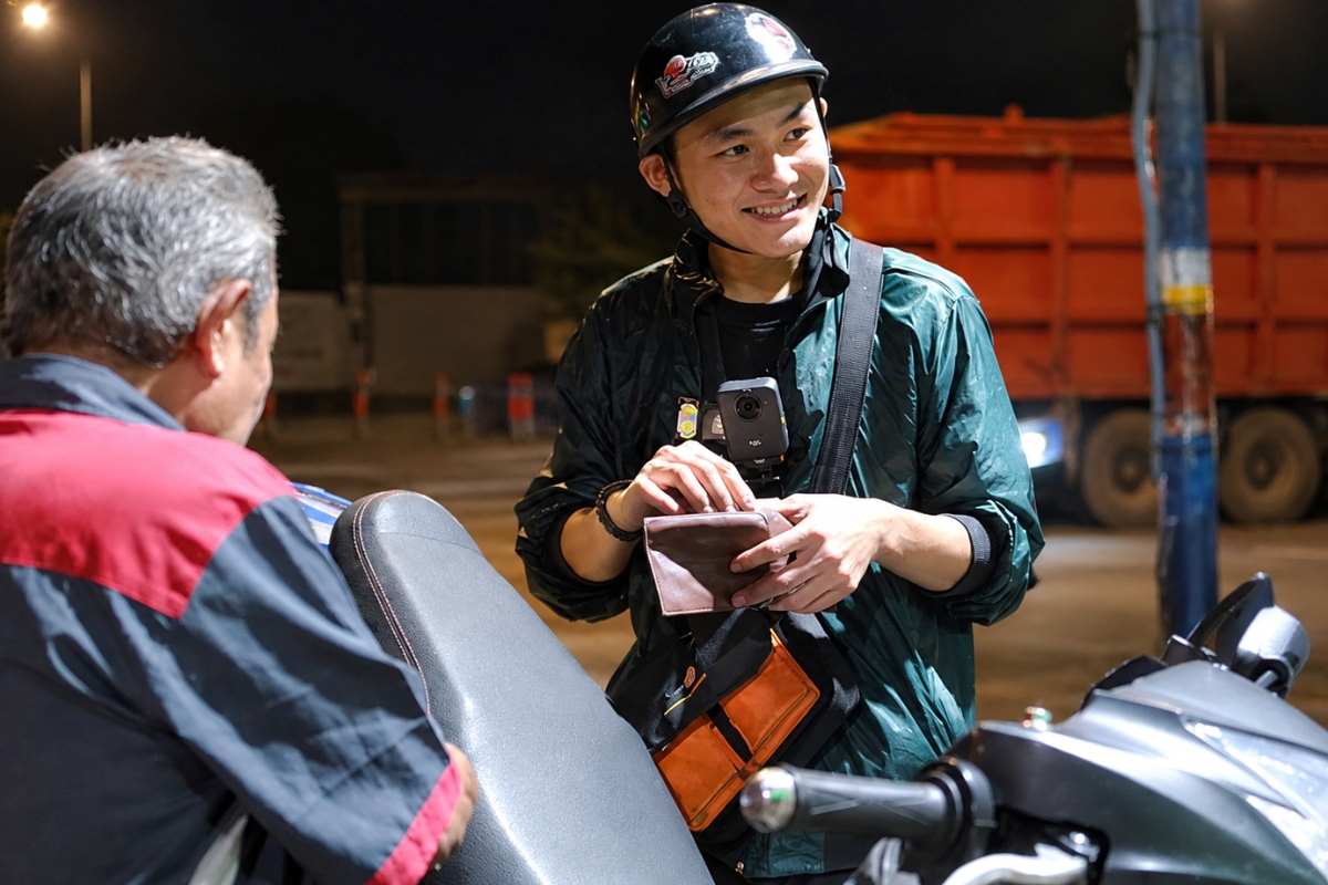 Nguyễn Anh Khôi rong ruổi xuyên đêm sửa xe miễn phí, hỗ trợ người gặp sự cố giữa đường và tự chi trả nhiều khoản cho công việc cứu hộ.