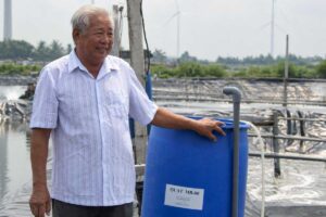 Từ ruộng lúa phèn mặn, ông Tăng Văn Xúa chuyển sang nuôi tôm công nghệ cao, thu lãi 1,5-3 tỷ đồng mỗi năm tại TP Cần Thơ.