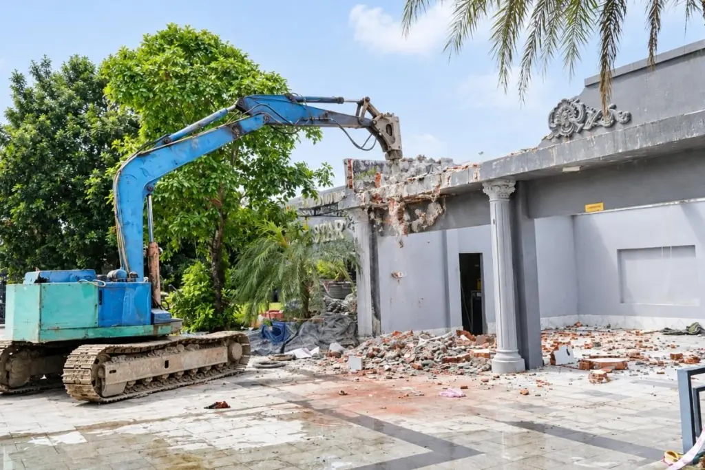 Vụ công trình vi phạm trên đất nuôi trồng thủy sản ở Cà Mau gây chú ý khi chủ tòa nhà đề nghị giữ lại nhà mồ trong khuôn viên.