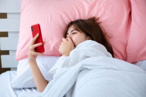 Bác sĩ Mỹ chỉ ra 5 thói quen buổi sáng nên điều chỉnh để bảo vệ tim, từ sử dụng điện thoại đến uống cà phê và lựa chọn bữa sáng.