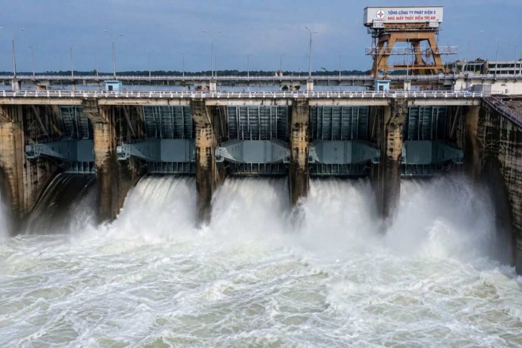 Thủy điện Trị An tăng xả lũ khi nước về hồ lớn, mực nước tiến sát cao trình thiết kế. Những diễn biến đáng chú ý tại hồ chứa.