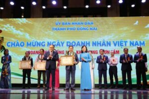 TP. Đồng Nai khen thưởng doanh nhân, doanh nghiệp tiêu biểu, đồng thời cam kết cải thiện môi trường đầu tư, tháo gỡ khó khăn, đồng hành cùng doanh nghiệp phát triển.