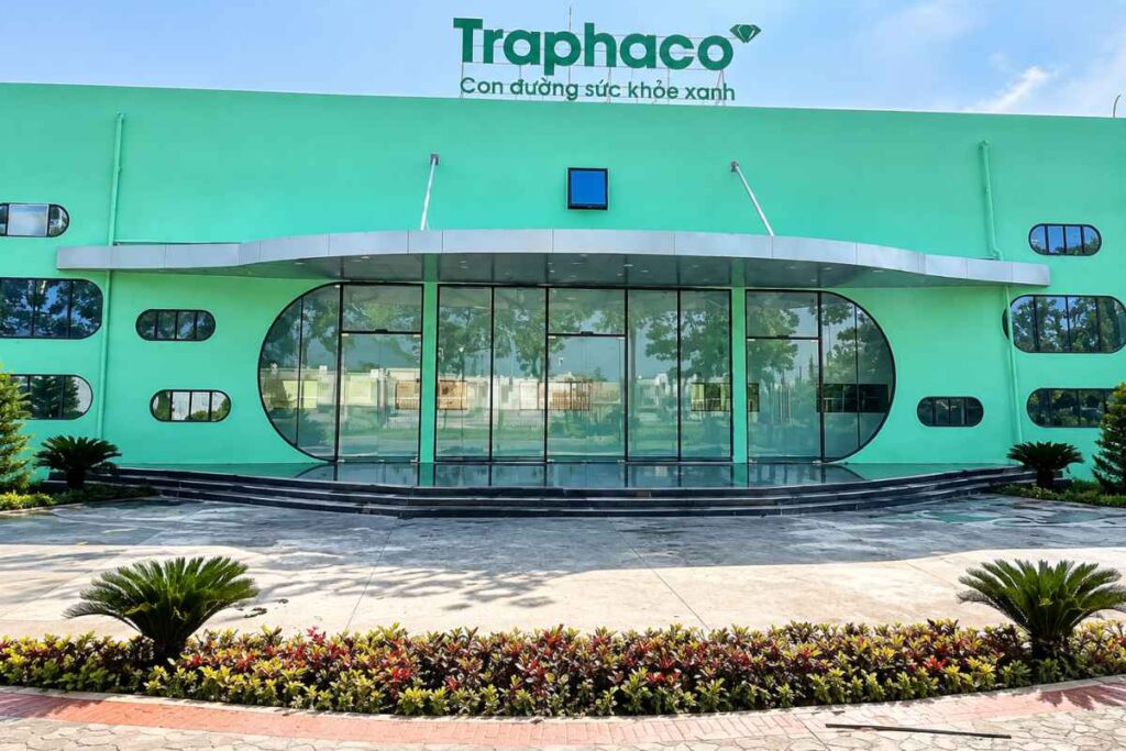 Traphaco bị phạt 160 triệu đồng do vi phạm quy định sản xuất thuốc. Cục Quản lý Dược chỉ ra những sai phạm liên quan đến hồ sơ, nguyên liệu và quy trình sản xuất.