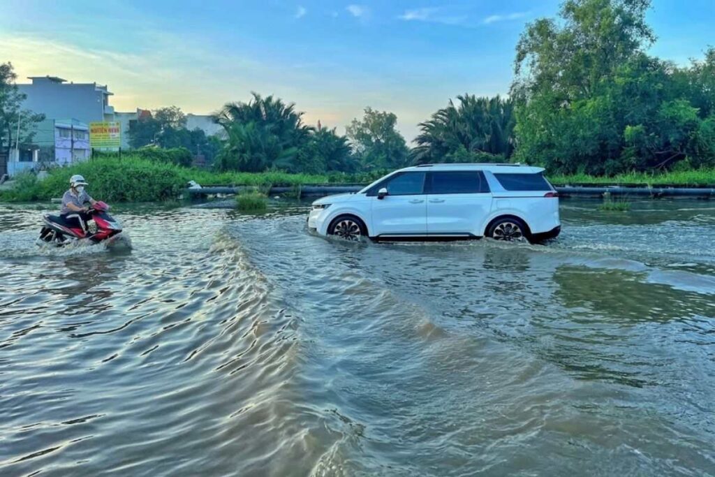 Triều cường rạng sáng 12/10 gây ngập nhiều tuyến đường phía nam TP.HCM, ảnh hưởng việc đi làm, đưa trẻ đến trường và buôn bán.