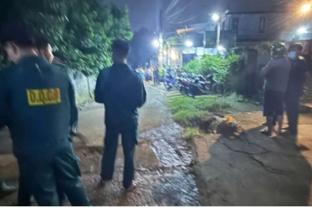 Đồng Nai điều tra vụ chồng dùng dao chém vợ tử vong bên đường. Công an đang làm rõ vụ việc gây chú ý tại địa phương.