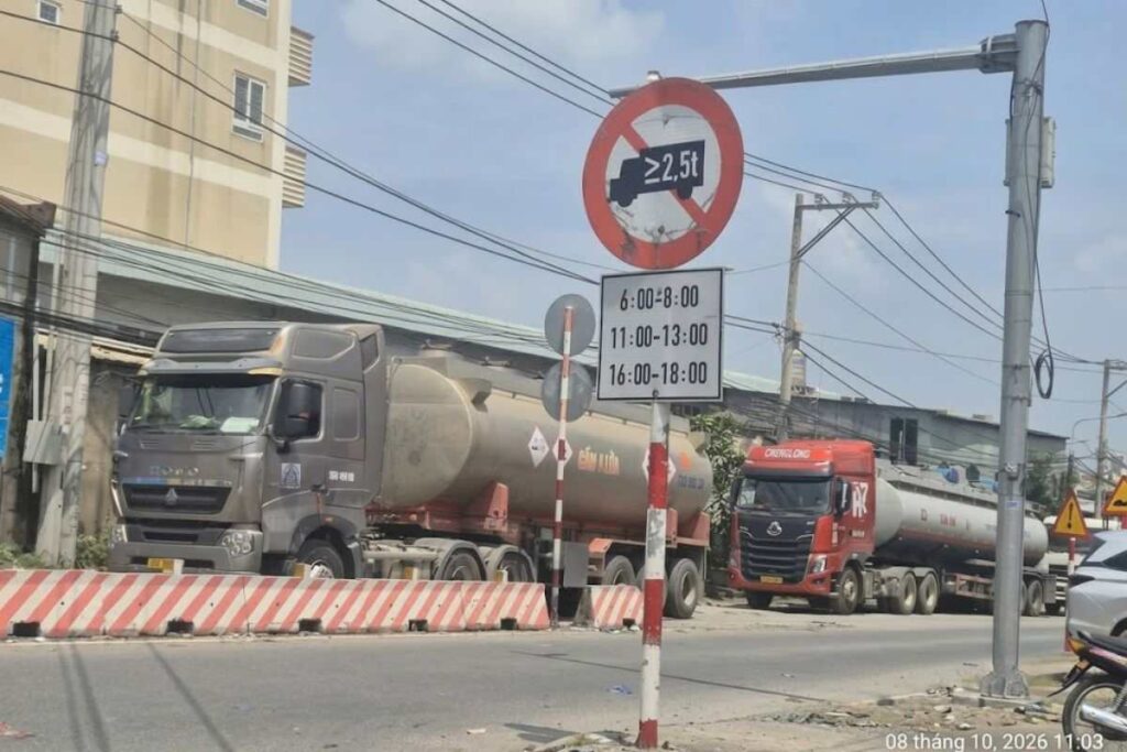 Đường Hoàng Văn Bổn có nhiều xe tải lớn lưu thông trong giờ hạn chế, khiến người dân lo ngại về an toàn giao thông.