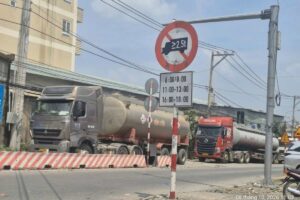 Đường Hoàng Văn Bổn có nhiều xe tải lớn lưu thông trong giờ hạn chế, khiến người dân lo ngại về an toàn giao thông.